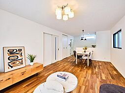 【京阪の家】小学校まで徒歩3分、郡津駅まで徒歩10分の立地。郡津