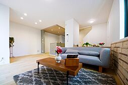 全24区画の大型分譲地内　完全提案型住宅「OBLIS（オブリス）」　小上がりのあるDEN　木の温もりを感じるリビング