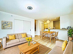 【南向き角地】開放的で陽当たり・通風良好な立地に佇む設備仕様が豊富な邸宅　～練馬区大泉町1～