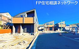 「P2台（車種による）駐車可能、建物面積は全棟94m2以上のゆとりある邸宅。」