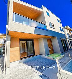 [開放感のある吹き抜け天井のリビングにインナーバルコニーのある邸宅。]