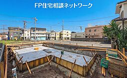 「人の目を気にせずに窓を開けて光を取り込める2階LDK。」