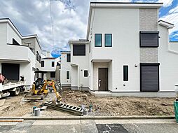 //駅まで平坦徒歩5分の絶好アクセス!白を基調とした機能性備えるデザイナーズ住宅//勾配天井の開放感を実現する空間設計//ワイドバルコニー、豊富な収納力を備える2階建て//即日のご見学も可能です//