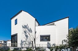 碧空と美しい白いフォルムのスタイリッシュハウス　～木漏れ日溢れる家～