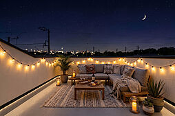 ～夜空を独占するプライベート空間。照明が彩るルーフバルコニーでの贅沢。～