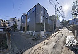 黒をベースに木目のアクセントが映える家