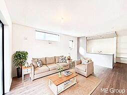 越谷市千間台西６丁目　３期　新築一戸建て　全１棟　料理中でも家族との会話が弾む対面キッチンがあるお家(990978087)