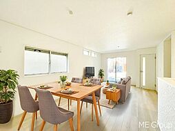 足立区花畑３丁目　第３７　新築一戸建て　全２棟　開放的な対面キッチン、家族がふれあう機会が増えるリビングイン階段のお家(572447)