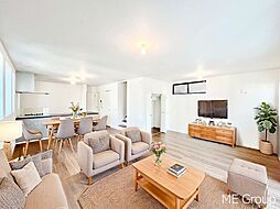 越谷市大沢　１３期　新築一戸建て　全１棟　小学校まで徒歩４分！通学安心の立地、駐車並列２台可のお家(990995164)