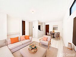 三郷市鷹野４丁目　１７期　新築一戸建て　全６棟　小学校徒歩圏内、子育て家族に優しい落ち着きある住環境のお家(25952685)