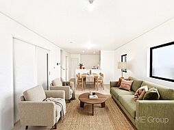 三郷市戸ケ崎５丁目　第５７　新築一戸建て　全１棟　キッチンに食品や調理器具などの保管に重宝するパントリーがあるお家(991007909)