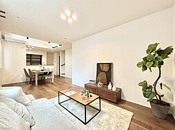 葛飾区東立石１丁目　新築一戸建て　全１棟　開放的な対面キッチン、家族がふれあう機会が増えるリビングイン階段のお家(991009462)