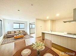 足立区伊興１丁目　新築一戸建て　全３棟　開放的な対面キッチン、家族がふれあう機会が増えるリビングイン階段のお家(30722620)