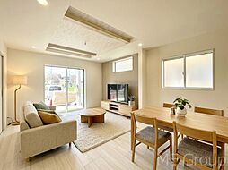 草加市新善町　新築一戸建て　全８棟 　ゆとりあるキッチンスペースで調理時間も楽しめるお家（8067625）