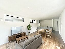 越谷市東大沢3丁目 7期 新築一戸建て 全1棟 開放的な対面キッチン、家族がふれあう機会が増えるリビングイン階段があるお家(991006986)