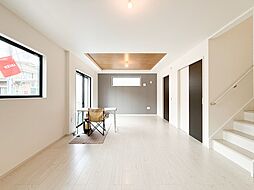 外観も内装も、木目と石目を基調にした 質感と色彩で、自然の美しさを引き立てる住宅