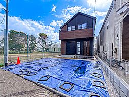 並列3台駐車な130平米超のゆとりある敷地。床暖房付の20帖LDKや大容量WICなど設備も充実。