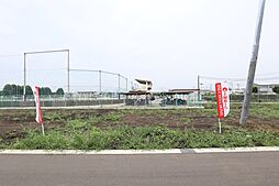 残り2区画。敷地面積は車を3台停められ56.45坪の広さ。新たに開発された分譲地で新生活を。