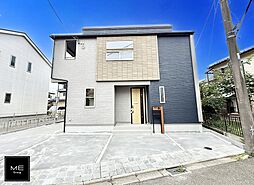 駐車3台対応。吹抜と折上天井がリビングに心地よい開放感と明るさを演出■藤沢市打戻2期■