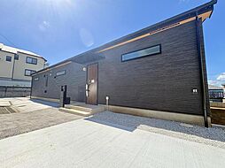 ゆったりした敷地、新築平屋住宅・大型ウッドデッキ、カースペース4台可
