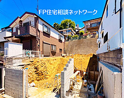 横浜線「中山」駅徒歩15分。小学校徒歩3分、公園も身近な穏やかな住環境に佇む一邸。17帖超のLDK