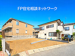 南東側道路の陽光を享受する一邸。家族の会話が自然と生まれるリビングイン階段のある住まい。