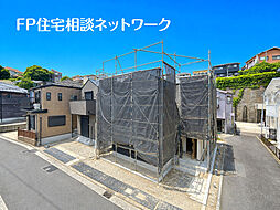 山手の丘に寄り添い陽だまりと静寂を纏う住まい。未来がゆっくりと色づく穏やかな時間舞台