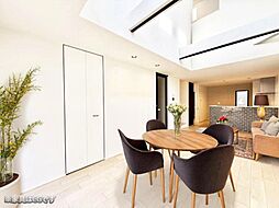 天井の梁とシーリングファンによりホテルライクな空間を演出する戸建て■大和市上草柳6丁目■