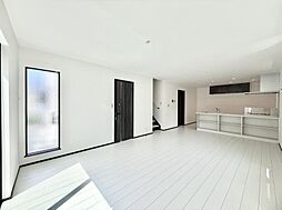 近隣に生活施設充実！便利な住環境　充実の設備と豊富な収納■