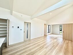 カースペース2台駐車可能♪広々6ｍの前面道路 充実の設備と豊富な収納■町田市鶴川■