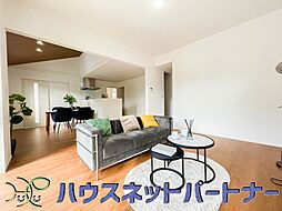 スタイリッシュな平屋で叶える上質な暮らし。自動シャッター付きで防犯性・快適性にこだわった邸宅。