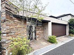 吹き抜けのある静かな庭付きの家　成城5丁目