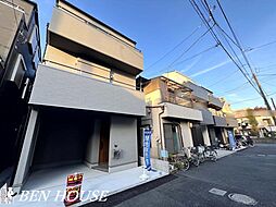 小田5丁目 大容量のリビング収納がある3階建て邸宅