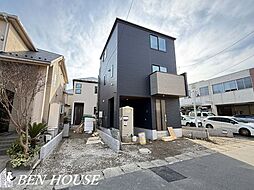 上平間　リビング内にカウンタースペースのある3階建て邸宅