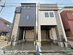 上平間　キッチンにはパントリーのある3階建て邸宅