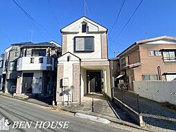 新吉田東1丁目　コンパクトながらも駐車場もある2階建て邸宅