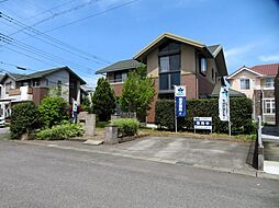 下野市医大前4丁目に建つ 6LDK。現況販売です。