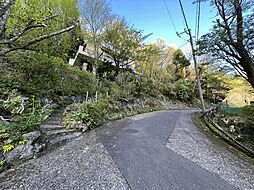 熱海の海を見下ろす「森の中の大人の隠れ家」