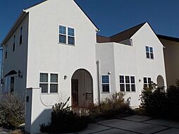 ヨーロピアンテイストな建物。敷地79坪、建物50坪。築４年。