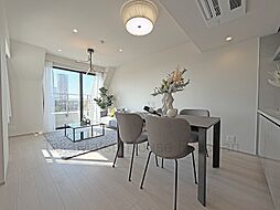 視界に青空が広がる開放的な眺望の南西角住戸