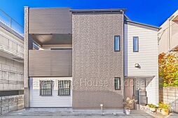 駅近に佇む重厚感あるファサードの邸宅