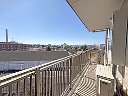 視界に青空が広がる開放的な眺望の南西角住戸