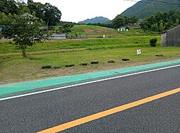 福本遺跡を望む田舎のロードサイド