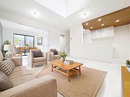 青空を満喫するルーフバルコニーとウッドデッキのあるお家