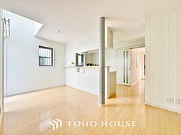 〜1階リビング・3階建ての邸宅〜