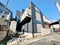 自然光入る明るいリビング 家族が集まる団欒スペース