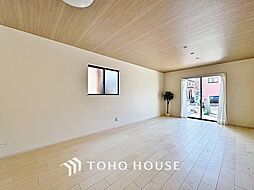 自然光入る明るいリビング　家族が集まる団欒スペース