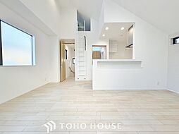 開放的な勾配天井リビングの邸宅