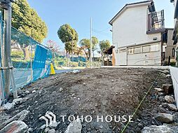 三面に窓・ゆとりの広々リビング　角地の邸宅