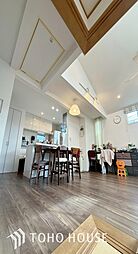 お家時間をのんびりと寛ぐルーフバルコニー・角地の邸宅